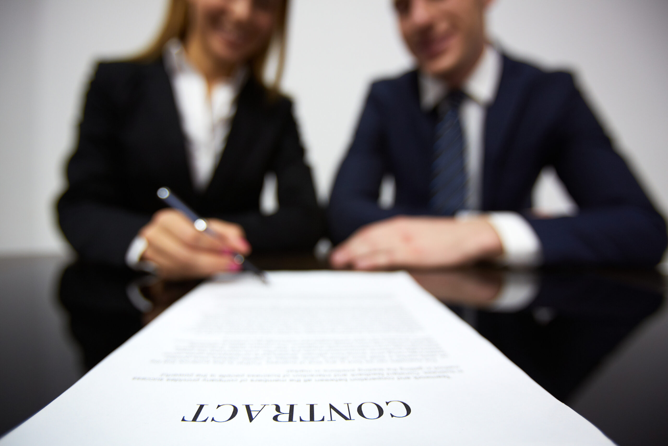 Contract attorney in NYC assisting startup founders with reviewing and signing a business agreement