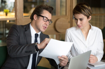 4791 A lawyer guiding the client regarding the contract.